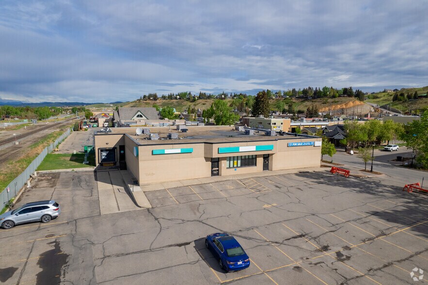 More Photos Of 305 1st St W, Cochrane Freestanding For Lease