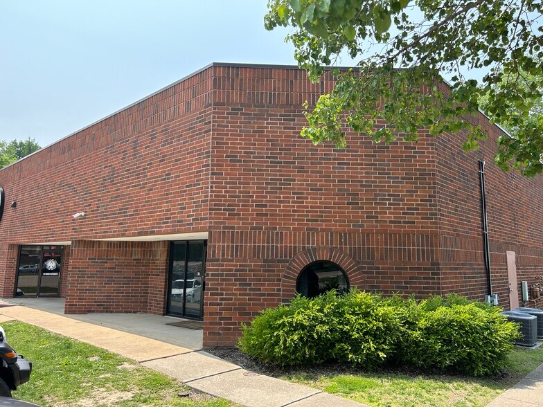 More Photos Of 251-253 Chesterfield Industrial Blvd, Chesterfield Warehouse For Sale