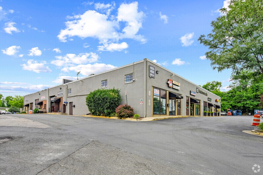 More Photos Of 4926-4950 Eisenhower Ave, Alexandria Light Distribution For Lease