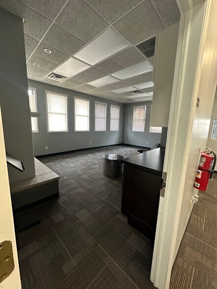 More Photos Of 10 Liberty St, Edison Warehouse For Lease