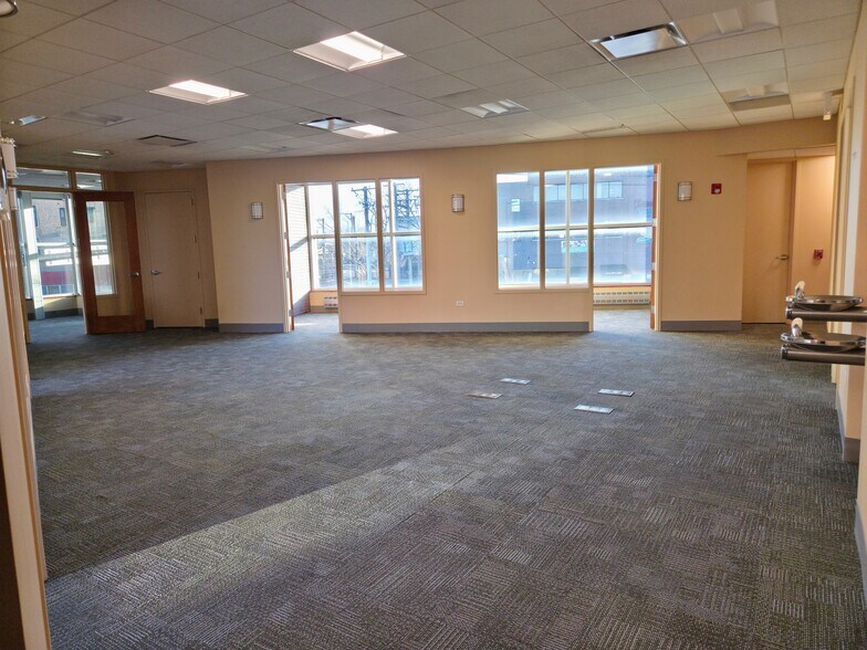 More Photos Of 1640 W Fullerton Ave, Chicago Bank For Sale