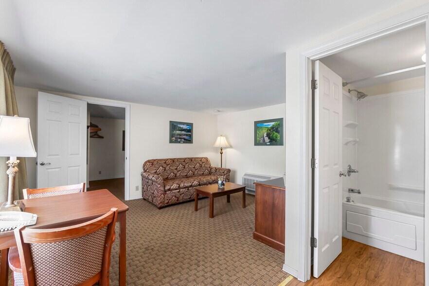 More Photos Of 310 S McCune St, Pilot Knob Hotel For Sale