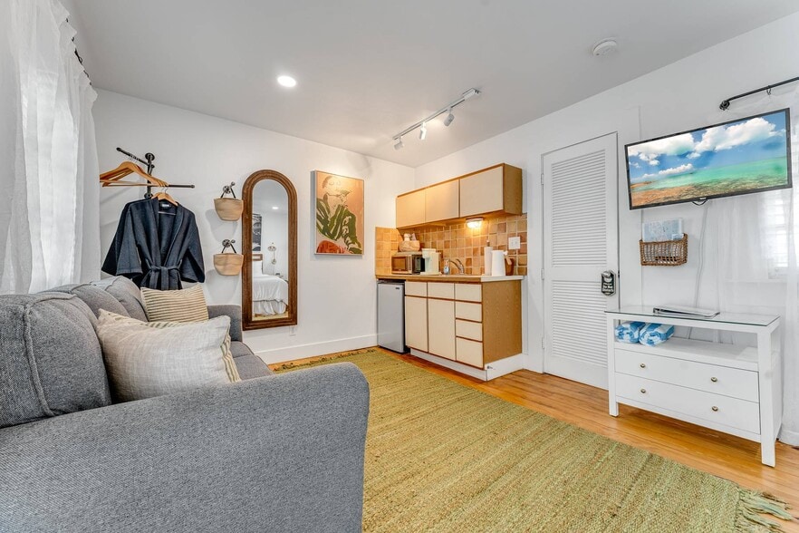 More Photos Of 1117 Duval St, Key West Hospitality For Sale