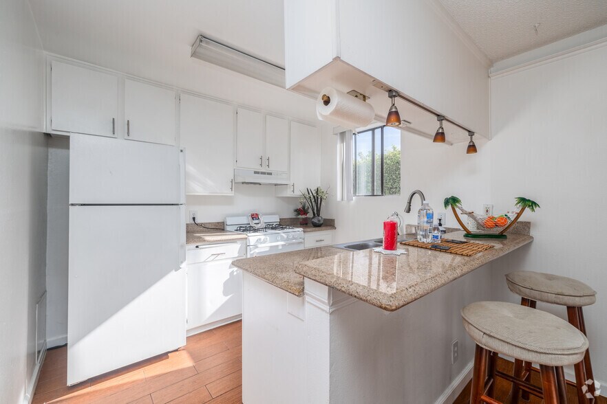 More Photos Of 1943 Vista Del Mar Ave, Los Angeles Apartments For Sale