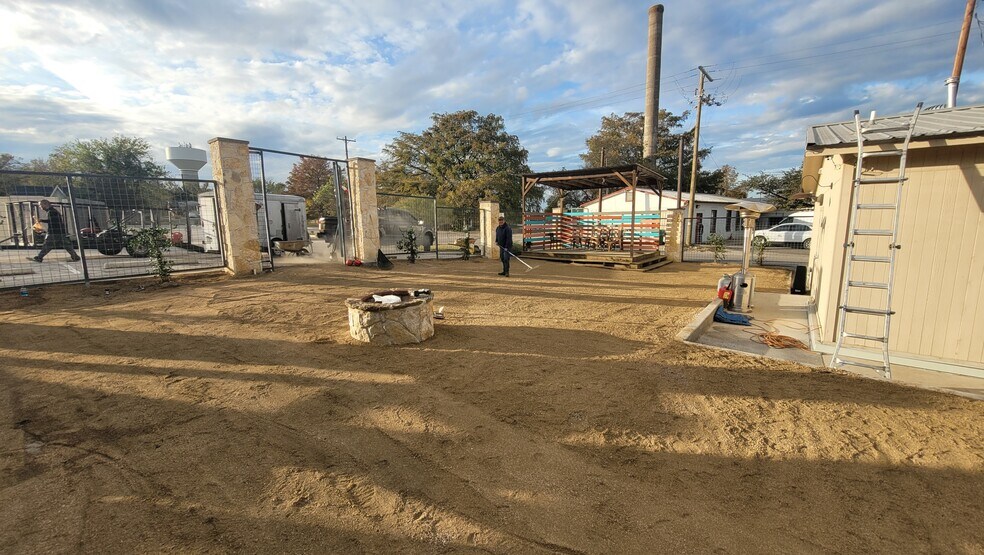 More Photos Of 1119 N Main St, Taylor Convenience Store For Sale