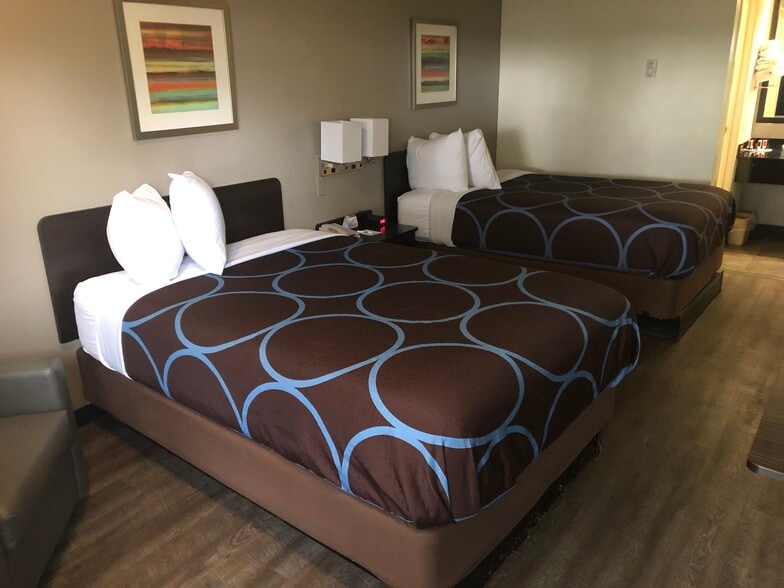 More Photos Of 2471 Old National Pky, College Park Hotel For Sale