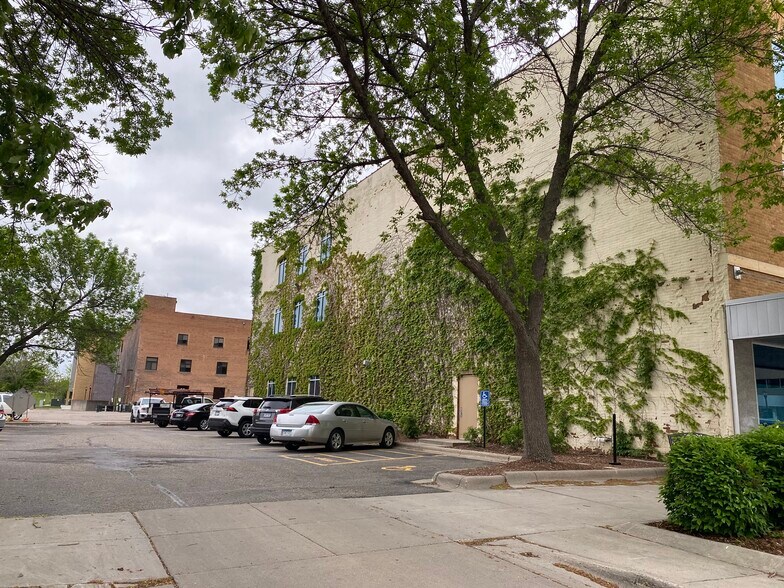 More Photos Of 124 Walnut St E, Mankato Office For Lease