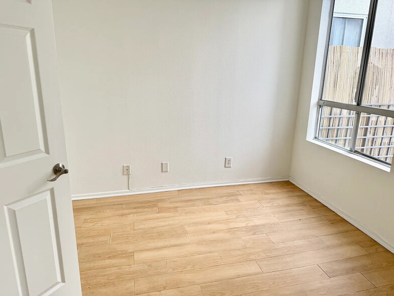 More Photos Of 884 Palm Ave, West Hollywood Apartments For Sale
