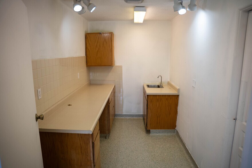 More Photos Of 1545 W State St, Hurricane Veterinarian Kennel For Lease