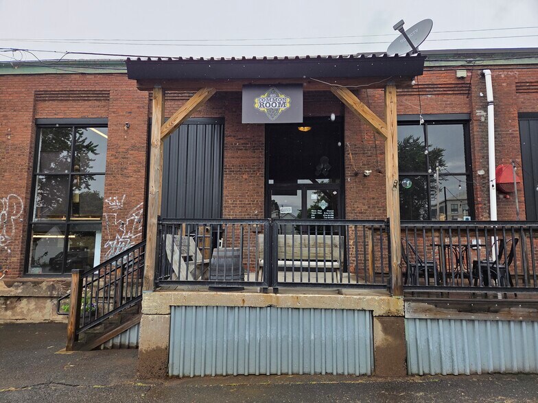 More Photos Of 725 Main St, Middletown Storefront For Lease