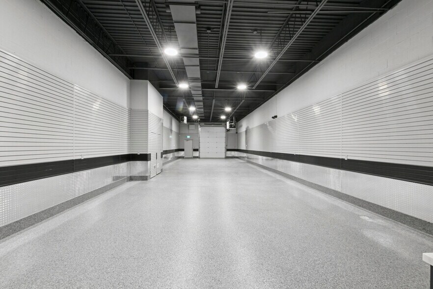 More Photos Of 2721 Markham Rd, Toronto Showroom For Sale