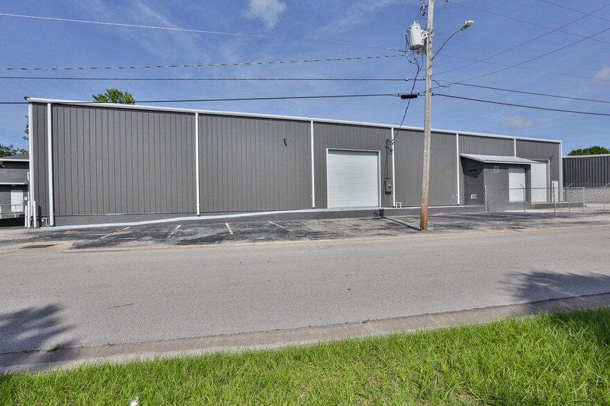 More Photos Of 711 Commercial Dr, Daytona Beach Manufacturing For Lease