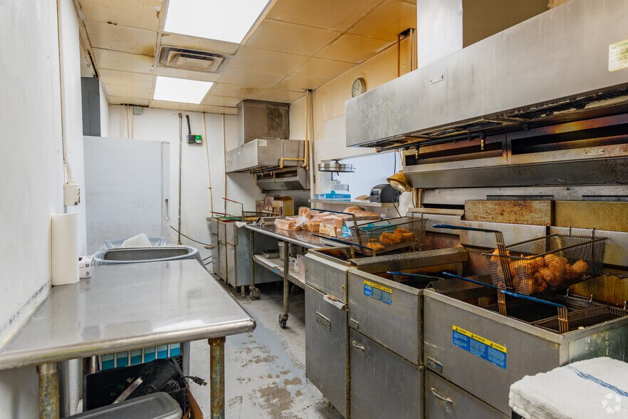 More Photos Of 1125 State St, New Albany Fast Food For Sale