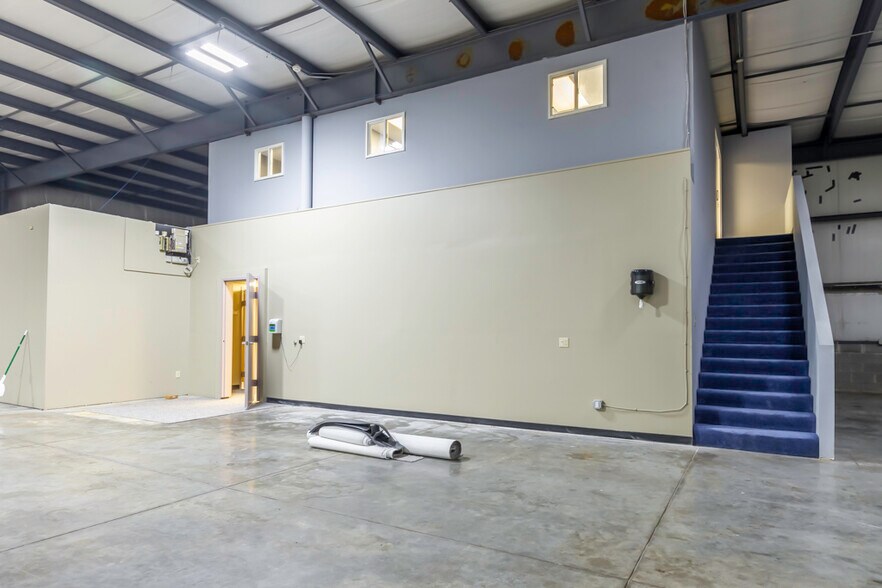 More Photos Of 2840 Mitthoeffer Pl, Indianapolis Warehouse For Sale