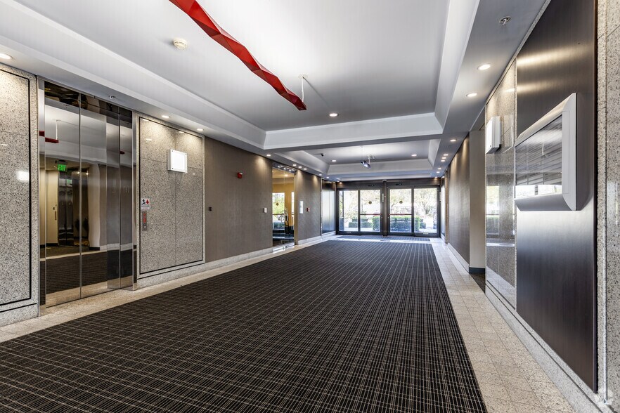 More Photos Of 877 Executive Center Dr W, Saint Petersburg Office For Lease
