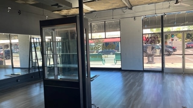More Photos Of 4901 Dumetz Rd, Woodland Hills Storefront For Lease