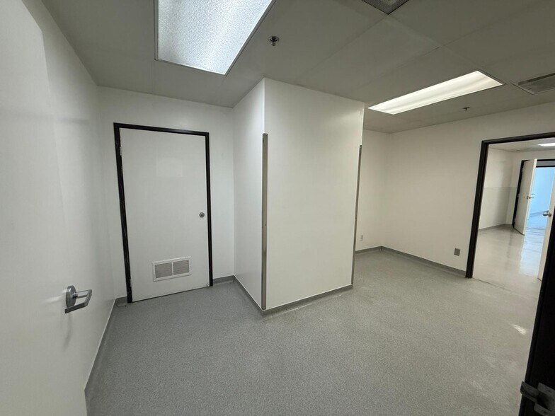 More Photos Of 7979-7989 Vickers St, San Diego Flex For Lease