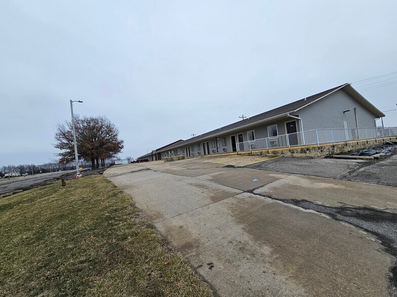 More Photos Of 1920 Bob Griffin Rd, Cameron Hotel For Sale