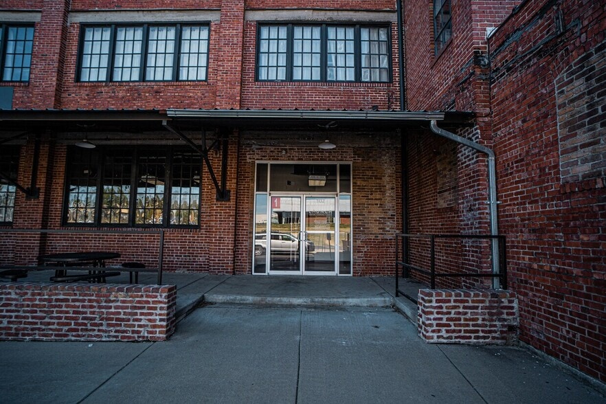 More Photos Of 601 N National Ave, Springfield Office For Lease