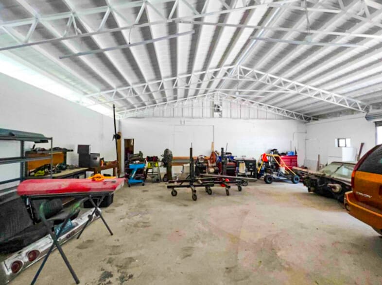 More Photos Of 2604 NE 19th Dr, Gainesville Manufacturing For Sale