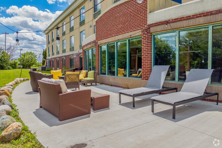 More Photos Of 3630 E Cork St, Kalamazoo Hotel For Sale