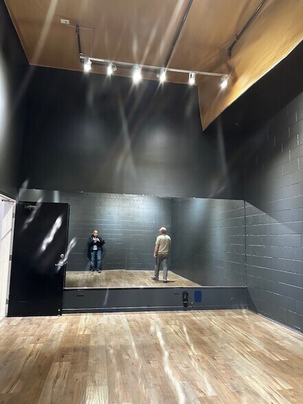 More Photos Of 671 W Broadway, Glendale Manufacturing For Lease