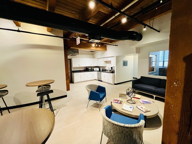 More Photos Of 434 W Ontario St, Chicago Loft Creative Space For Lease