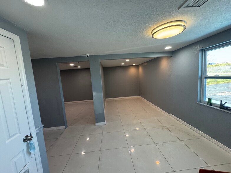 More Photos Of 11412 N Central Ave, Tampa Office For Lease