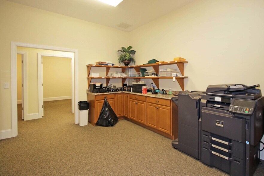More Photos Of 124 E Plaza Dr, Mooresville Office For Lease