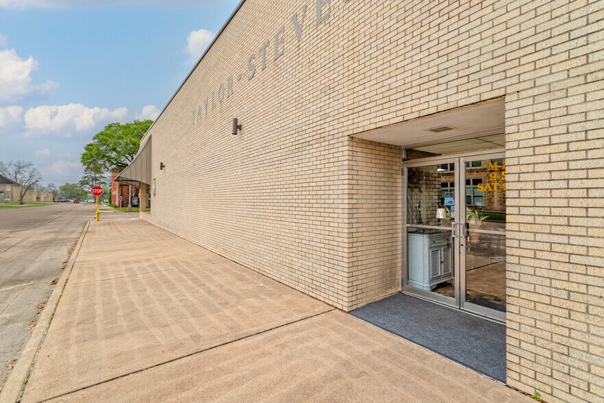 More Photos Of 1521 6th St, Bay City General Retail For Sale