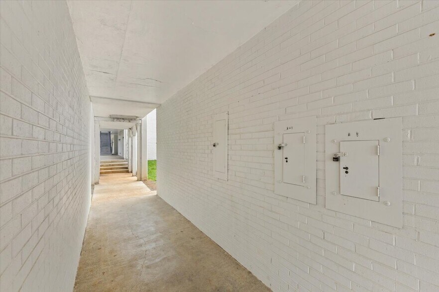More Photos Of 15589 Lee Hwy, Bristol Apartments For Sale