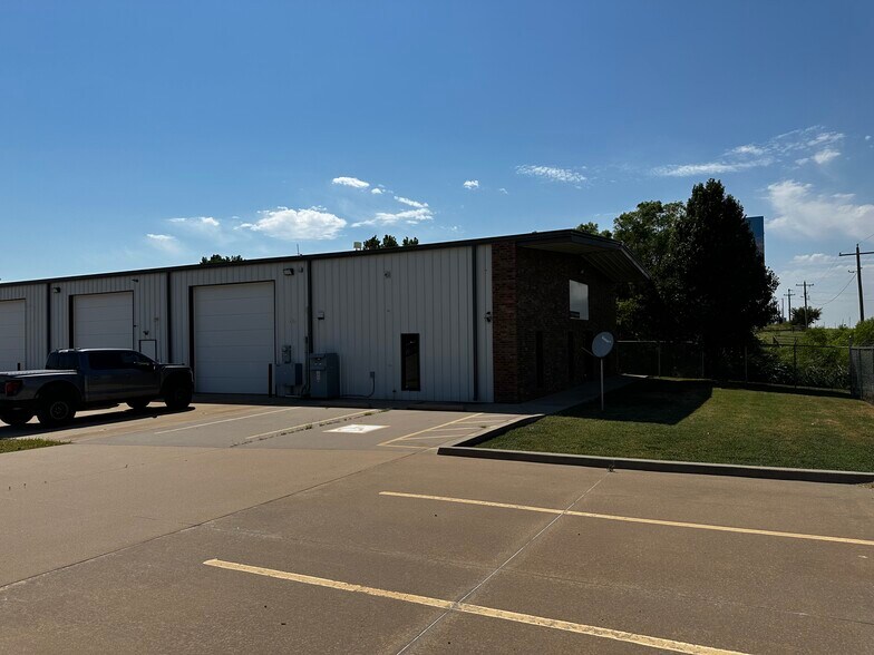 Primary Photo Of 15266 NW Expressway, Piedmont Warehouse For Lease