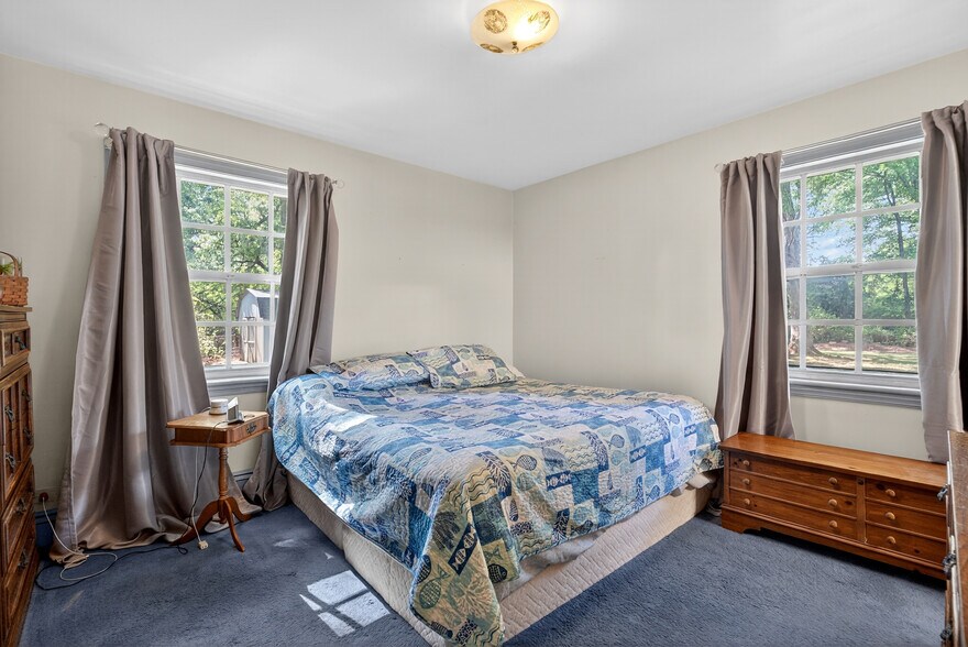 More Photos Of 2870 King William Ave, West Point Flex For Sale