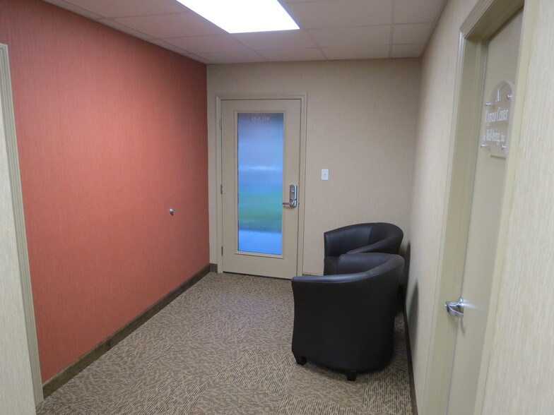 More Photos Of 911-917 S Parsons Ave, Brandon Office For Lease