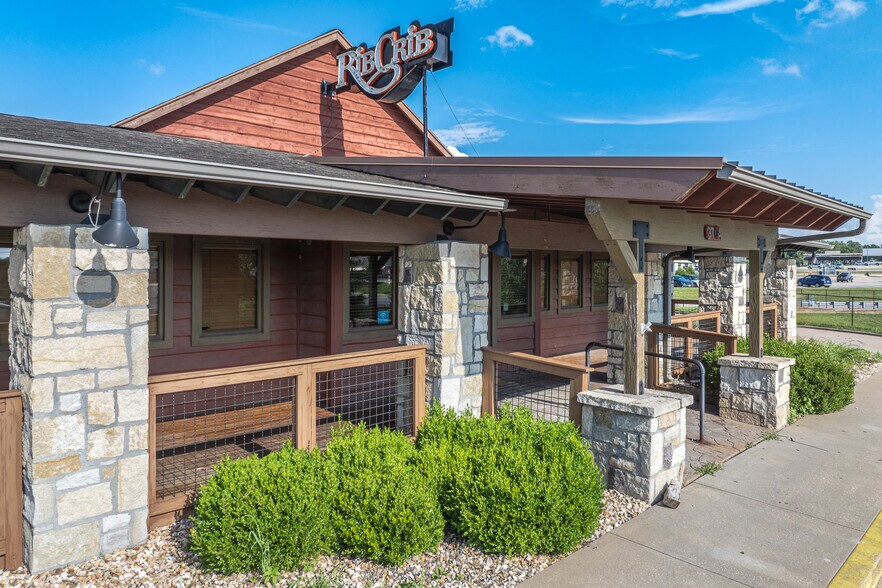 More Photos Of 3704 Faraon St, Saint Joseph Restaurant For Lease