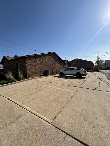 More Photos Of 1401 Union St, Lafayette Office For Sale