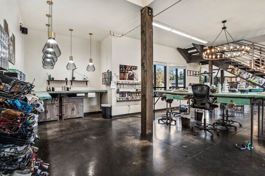 More Photos Of 19885 7th St, Bend Flex For Sale