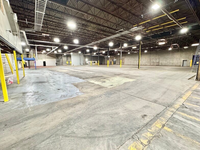 More Photos Of 1100 Independence Ave, Evansville Warehouse For Lease