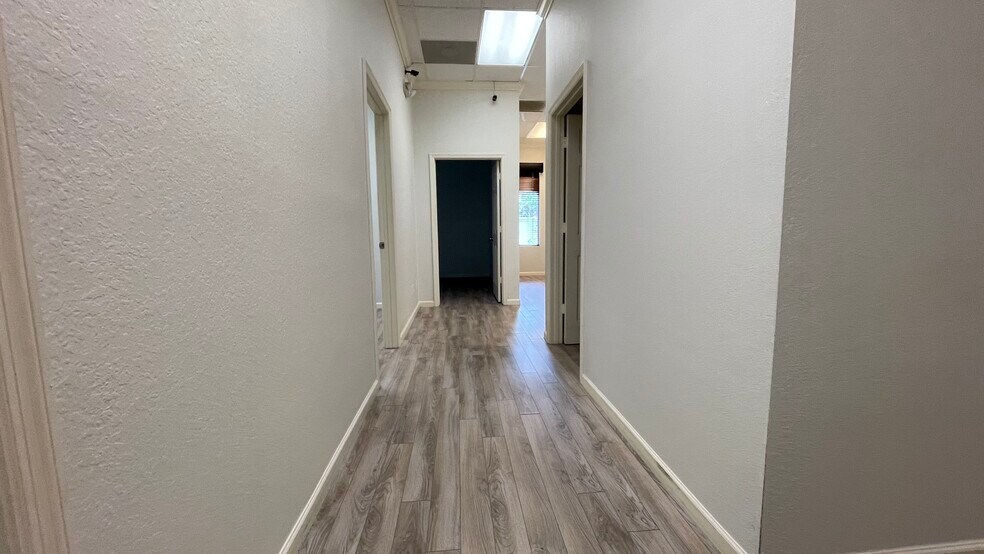 More Photos Of 3459 Pine Ridge Rd, Naples Office For Lease