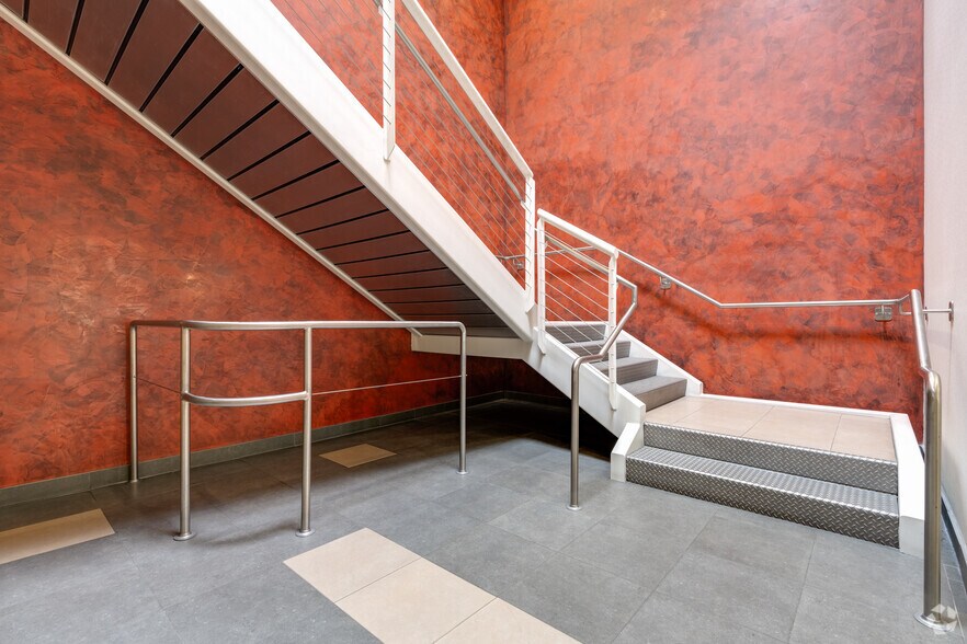 More Photos Of 3801 Hulen St, Fort Worth Office For Lease