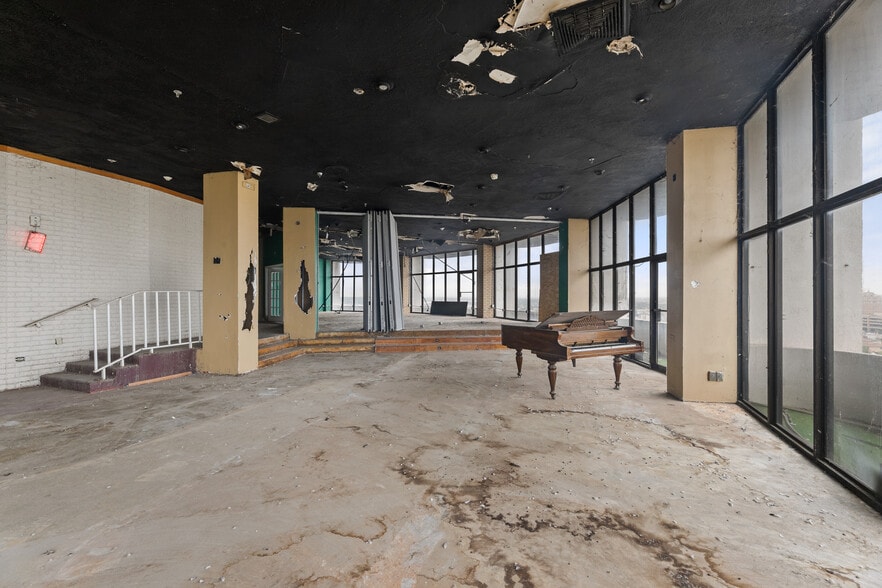More Photos Of 1 S Main Ave, Laredo Hotel For Sale