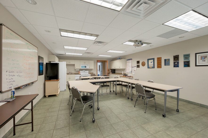 More Photos Of 1725 Suburban Dr, De Pere Manufacturing For Sale