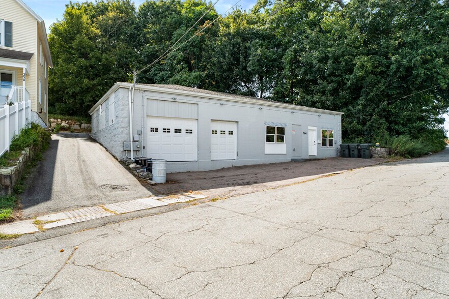 More Photos Of 264 Vauxhall St, New London Warehouse For Sale