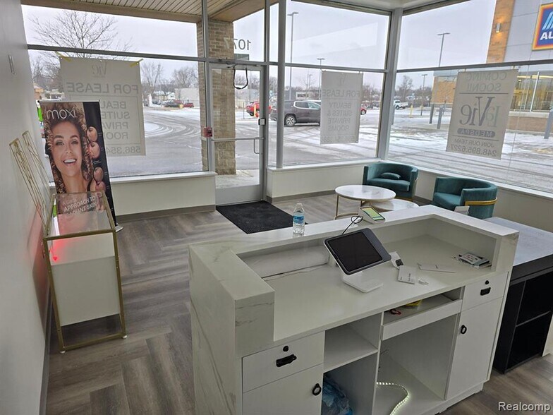 More Photos Of 1077 W 14 Mile Rd, Clawson Freestanding For Lease