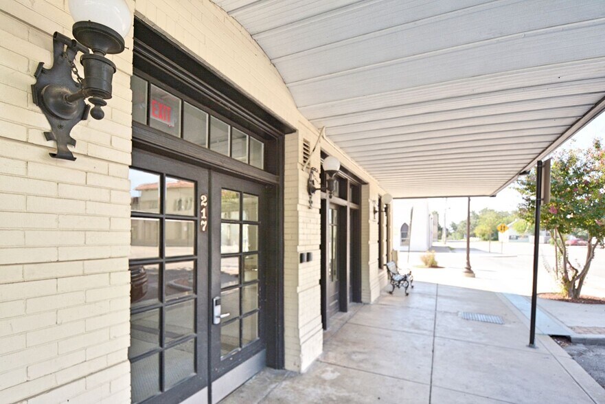 More Photos Of 217 S River St, Seguin Storefront Retail Office For Lease