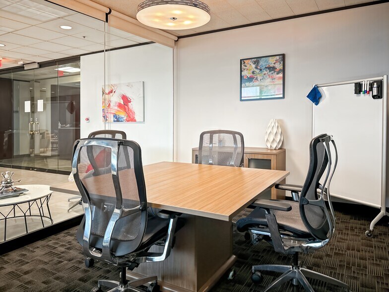 More Photos Of 1100 Poydras St, New Orleans Coworking Space