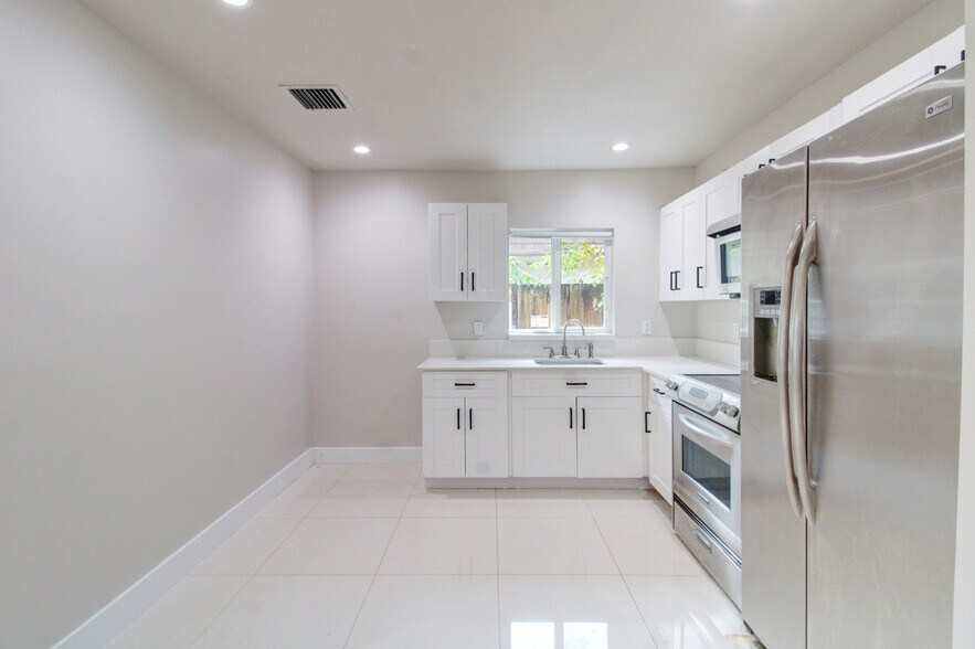 More Photos Of 1519-1521 NW 8th Ave, Fort Lauderdale Apartments For Sale
