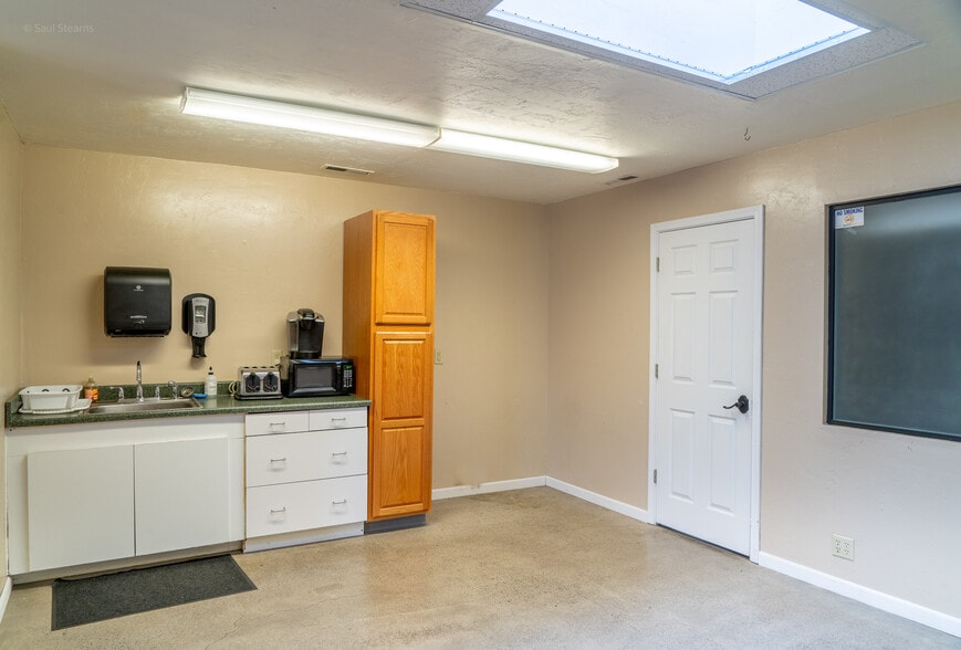 More Photos Of 815-817 N Central Ave, Medford Storefront For Lease