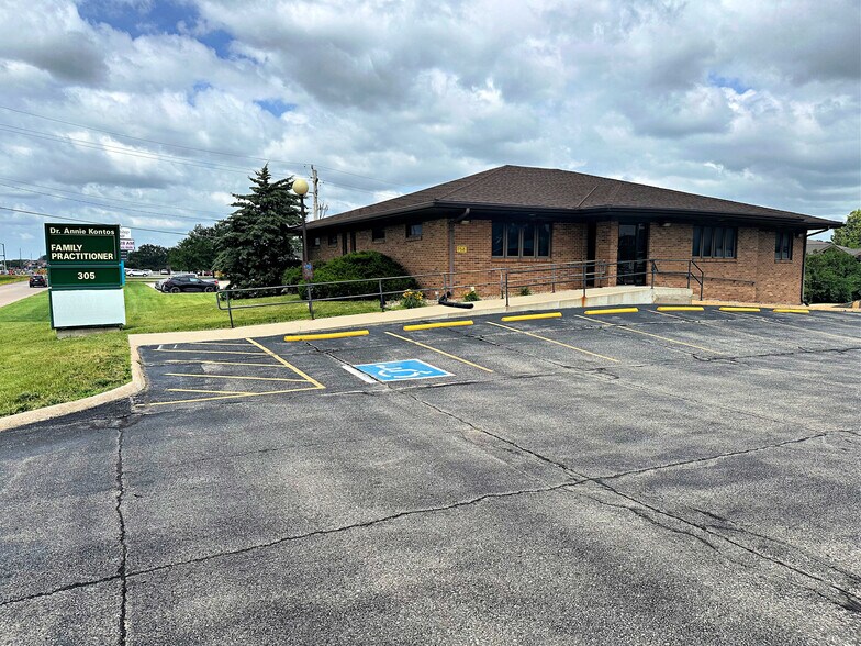 Primary Photo Of 305 E San Marnan Dr, Waterloo Medical For Sale