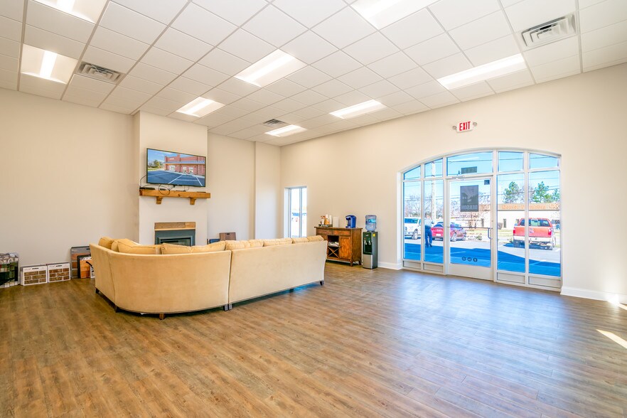 More Photos Of 3951 Wexford Ln, Denver Showroom For Lease